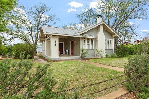 Photo of 215 E Travis St, Fredericksburg, TX 78624 (MLS # 104160)