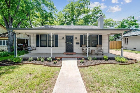 Photo of 203 W Travis St, Fredericksburg, TX 78624 (MLS # 104616)