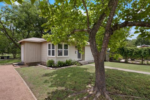 Photo of 305 S Bowie, Fredericksburg, TX 78624 (MLS # 97923)