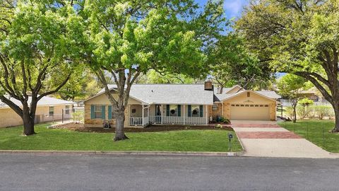 Photo of 211 W Driftwood Dr, Fredericksburg, TX 78624 (MLS # 103944)