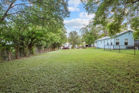 Photo of 414 Plum St, Fredericksburg, TX 78624 (MLS # 97956)
