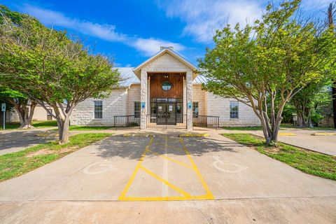 Photo of 204 W Windcrest Dr, Fredericksburg, TX 78624 (MLS # 97394)