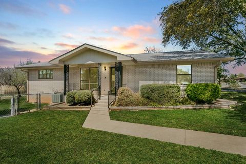 Photo of 1014 Avenue B, Fredericksburg, TX 78624 (MLS # 103979)