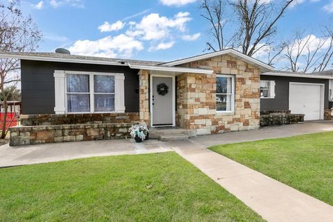 Photo of 333 W Burbank St, Fredericksburg, TX 78624 (MLS # 100586)