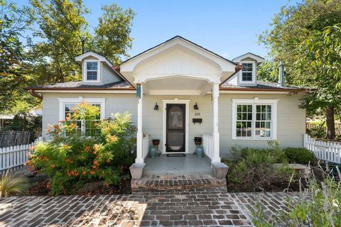 Photo of 105 E Centre St, Fredericksburg, TX 78624 (MLS # 98938)