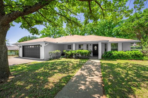 Photo of 111 Edgewood Dr, Fredericksburg, TX 78624 (MLS # 104399)