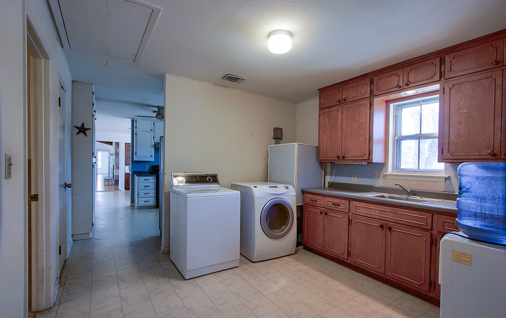 Fredericksburg, Texas, 78624, United States, 3 Bedrooms Bedrooms, ,3 BathroomsBathrooms,Residential,Active,1936634