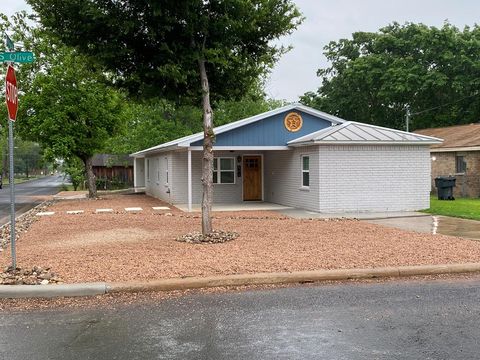 Photo of 501 S Olive St, Fredericksburg, TX 78624 (MLS # 103982)