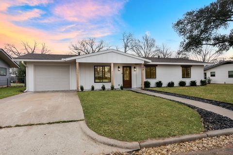 Photo of 803 Sunset St, Fredericksburg, TX 78624 (MLS # 103899)