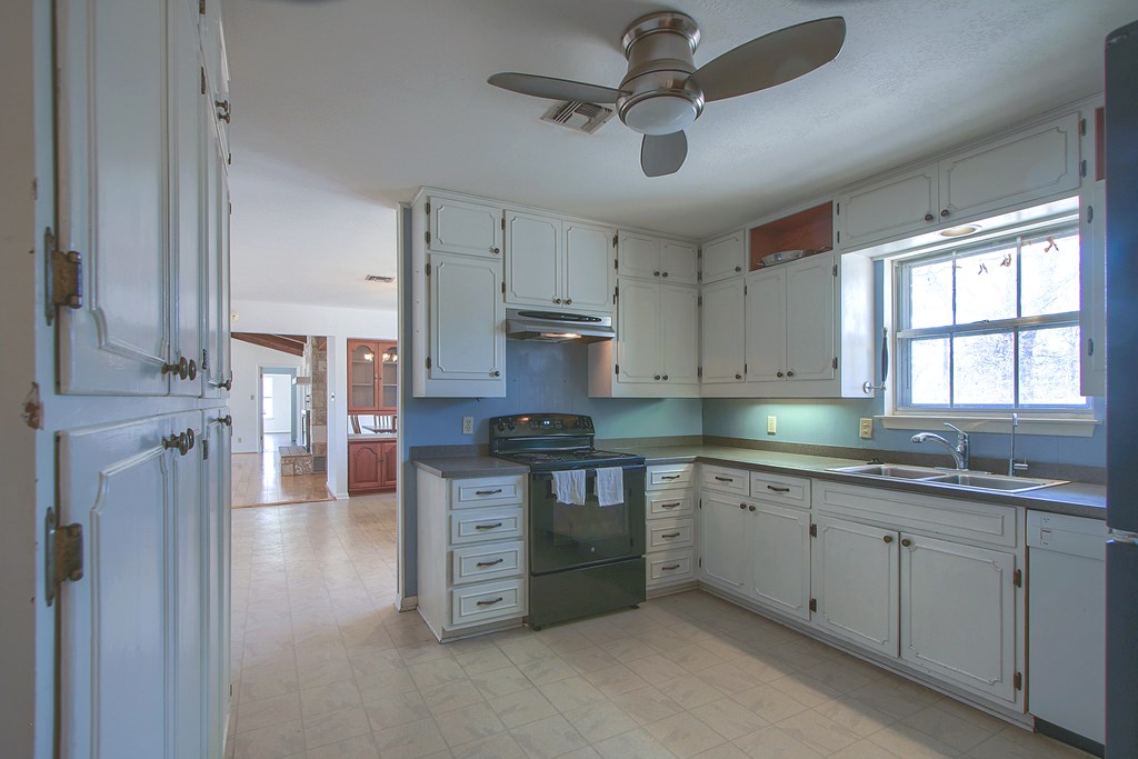 Fredericksburg, Texas, 78624, United States, 3 Bedrooms Bedrooms, ,3 BathroomsBathrooms,Residential,Active,1741666