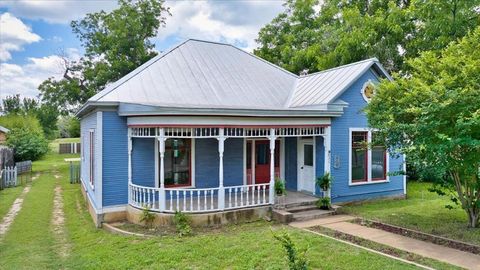 Photo of 631 Westmoreland St, Mason, TX 76856 (MLS # 104623)