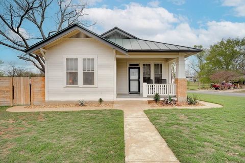 Photo of 202 S Cherry St, Fredericksburg, TX 78624 (MLS # 104086)