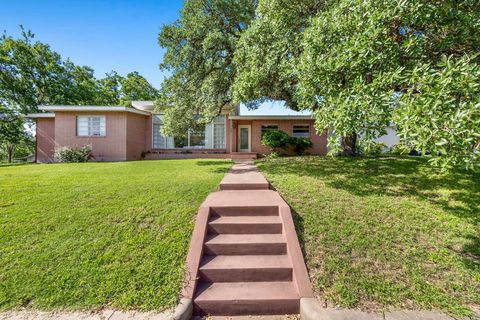 Photo of 207 Walnut St, Fredericksburg, TX 78624 (MLS # 101657)