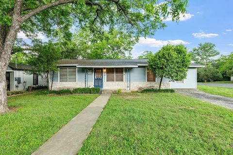 Photo of 413 W Travis St, Fredericksburg, TX 78624 (MLS # 104386)