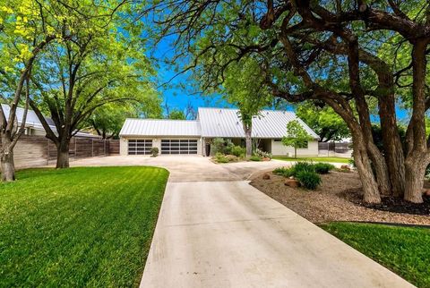 Photo of 210 E Hackberry St, Fredericksburg, TX 78624 (MLS # 104297)