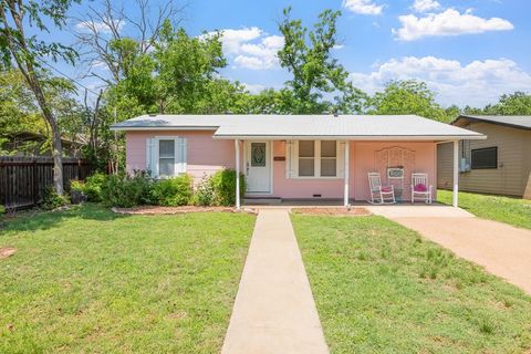 Photo of 812 W Austin St, Fredericksburg, TX 78624 (MLS # 104670)