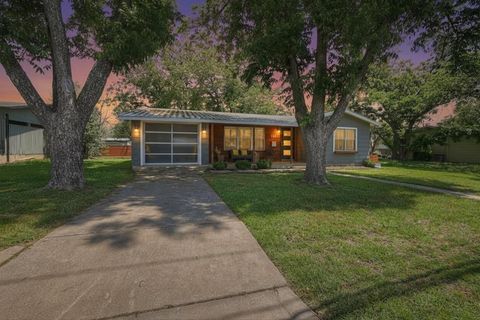 Photo of 112 W Mulberry St, Fredericksburg, TX 78624 (MLS # 98779)