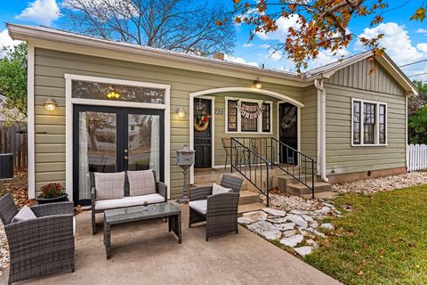 Photo of 210 N Acorn St, Fredericksburg, TX 78624 (MLS # 99366)