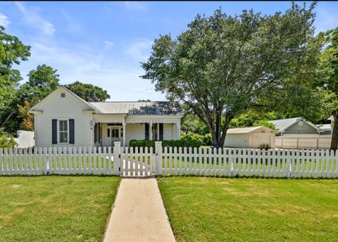 Photo of 410 E Schubert St, Fredericksburg, TX 78624 (MLS # 104694)