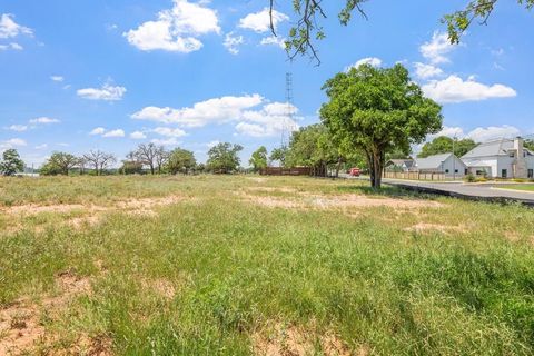 Photo of 1001 W Travis St, Fredericksburg, TX 78624 (MLS # 99385)