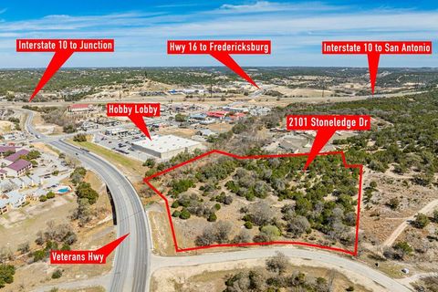 Photo of 2101 N Stoneledge, Kerrville, TX 78028 (MLS # 97217)