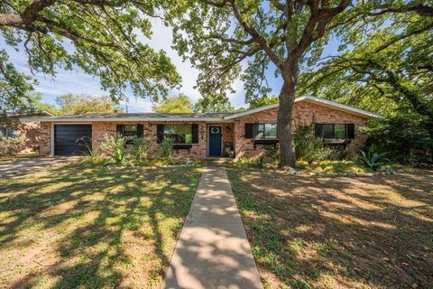 Photo of 204 Forest Trail Dr, Fredericksburg, TX 78624 (MLS # 100518)