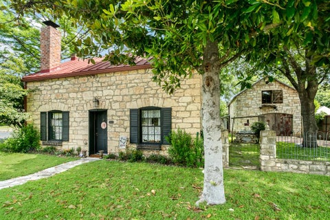 Photo of 516 W San Antonio St, Fredericksburg, TX 78624 (MLS # 104716)