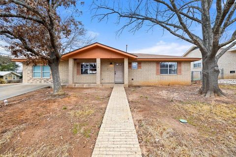 Photo of 618 Cross Mountain Dr, Fredericksburg, TX 78624 (MLS # 101721)