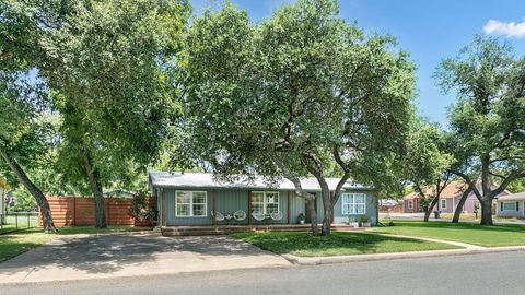Photo of 912 Apple St, Fredericksburg, TX 78624 (MLS # 103929)