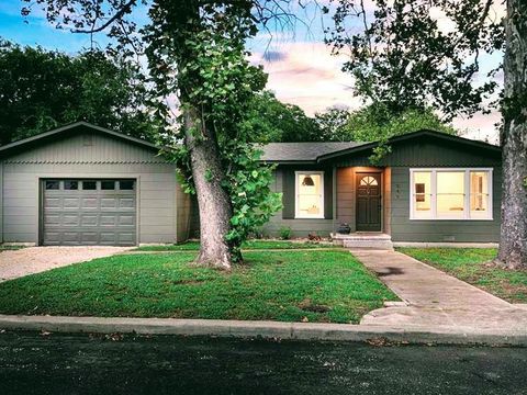 Photo of 511 Olive St, Fredericksburg, TX 78624 (MLS # 101808)