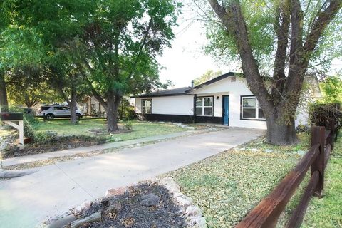 Photo of 327 W Mulberry St, Fredericksburg, TX 78624 (MLS # 104188)