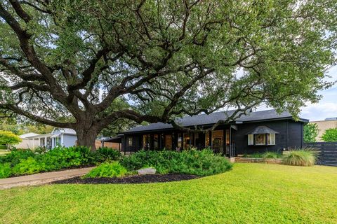 Photo of 103 N Cherry St, Fredericksburg, TX 78624 (MLS # 98918)