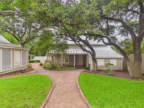 Photo of 104 N Elk St, Fredericksburg, TX 78624 (MLS # 104703)