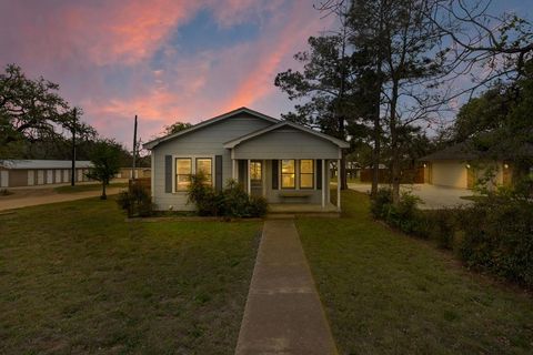 Photo of 1807 N Llano St, Fredericksburg, TX 78624 (MLS # 104227)