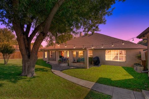 Photo of 205 Edgewood Dr, Fredericksburg, TX 78624 (MLS # 98905)