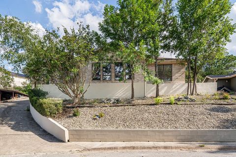 Photo of 1307 N Malibu Dr, Kerrville, TX 78028 (MLS # 104669)