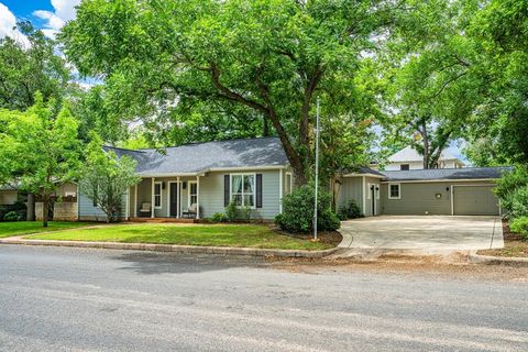 Photo of 709 W Travis St, Fredericksburg, TX 78624 (MLS # 104507)
