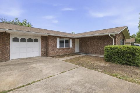 Photo of 301 N Manor Dr B #B, Kerrville, TX 78028 (MLS # 104283)