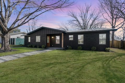 Photo of 809 N Edison St, Fredericksburg, TX 78624 (MLS # 100579)