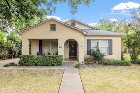 Photo of 219 W Creek St, Fredericksburg, TX 78624 (MLS # 104316)