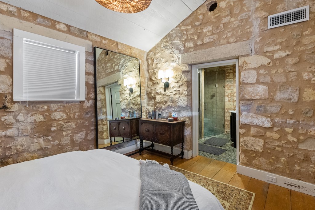 Fredericksburg, Texas, 78624, United States, 2 Bedrooms Bedrooms, ,3 BathroomsBathrooms,Residential,Active,2017510