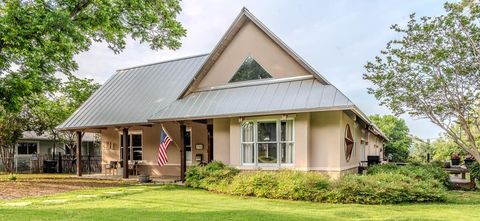 Photo of 712 W Travis St, Fredericksburg, TX 78624 (MLS # 104317)