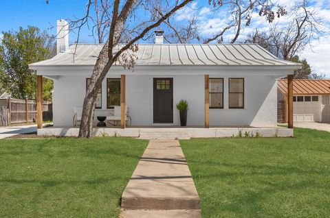 Photo of 328 W Morse St, Fredericksburg, TX 78624 (MLS # 104044)