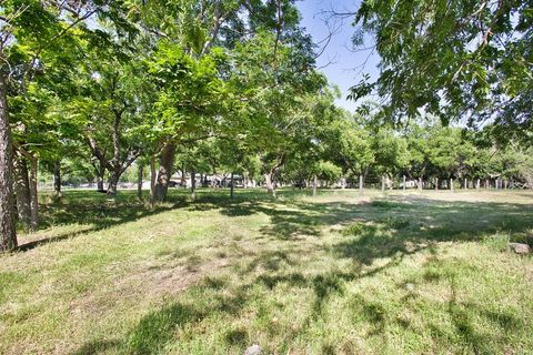 Photo of 117 Settlement Dr, Fredericksburg, TX 78624 (MLS # 97793)