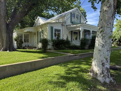 Photo of 208 S Crockett St, Fredericksburg, TX 78624 (MLS # 104501)