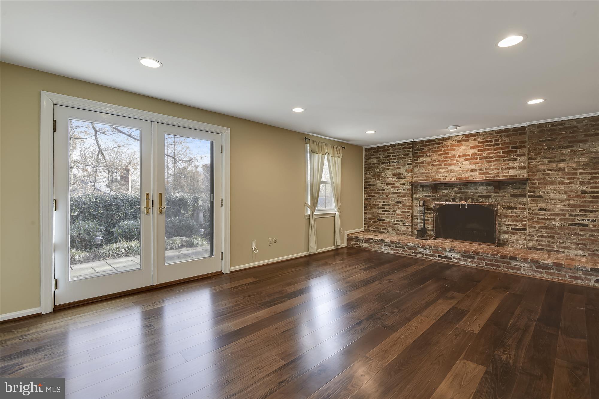 MONTGOMERY SQUARE - Residential