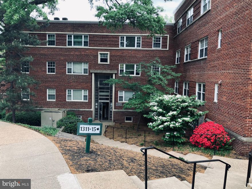 CHARMING CLOSE IN ONE BEDROOM APARTMENT (FLAT) AVAILABLE NOW IN WESTMORELAND TERRACE CONDOMINIUM CONVENIENTLY LOCATED NEAR THE IWO JIMA MEMORIAL.  YOU CAN WALK TO THE ROSSLYN METRO STOP OR COURTHOUSE.    ITS A HOP SKIP AND JUMP TO COURTHOUSE (1 MILE) AND GEORGETOWN (1.3  MILES).  THE FAMOUS QUARTERDECK  RESTAURANT AND THE WELL STOCKED FT MYER MARKET ARE JUST TWO BLOCKS AWAY.   THERE IS A FABULOUS MARKET AT THE COURTHOUSE EVERY SATURDAY.  WASHERS AND DRYERS ARE IN THE BUILDING JUST STEPS AWAY.  STORAGE IS IN THE BASEMENT.  THERE IS A LIVING ROOM WITH DINING AREA,  AN ENTRANCE WAY CLOSET, ONE BEDROOM WITH TWO WINDOWS AND A WALL OF CLOSETS AND BUILT IN  ORGANIZERS.    THE KITCHEN HAS GRANITE, A REFRIGERATOR, RANGE/OVEN, DISPOSAL, BUILD IN MICROWAVE.  THE BATHROOM HAS A TUB/SHOWER AND THE USUAL FEATURES.  THERE IS A CLOSET OUTSIDE OF THE BATHROOM.  THERE IS CENTRAL A/C AND HEAT WHICH YOU CONTROL.  THERE IS A LOWER LEVEL STORAGE LOCKER FOR THE APARTMENT STORAGE OF EXTRA STUFF.  PARKING IS FREE,  (THERE IS A FEE TO CONDO ASSOC FOR STICKERS) UNASSIGNED AND AMPLE.  YOU GET TWO PARKING PASSES AND ONE GUEST PASS FOR YOUR VISITORS.  COUNTY PERMIT PARKING IS ALSO AVAILABLE ON THE STREET.  THE MAIN ENTRANCE DOOR TO BUILDING REQUIRES A KEY TO ENTER AND THE APARTMENT DOOR  HAS BOTH A HANDLE LOCK AND DEAD BOLT.  PLEASE NO SMOKING, VAPING OR PETS