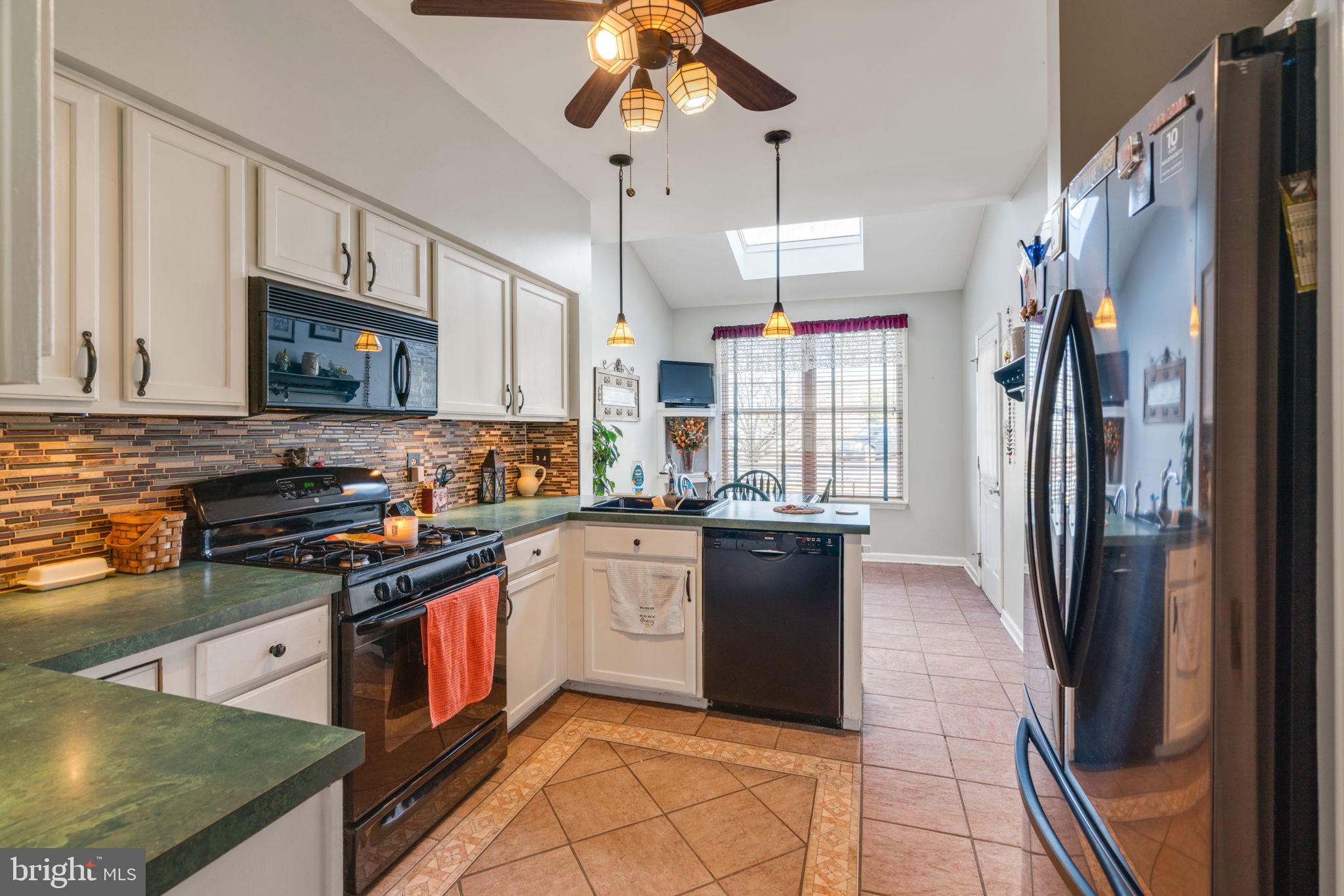 COUNTRY ROADS - Residential