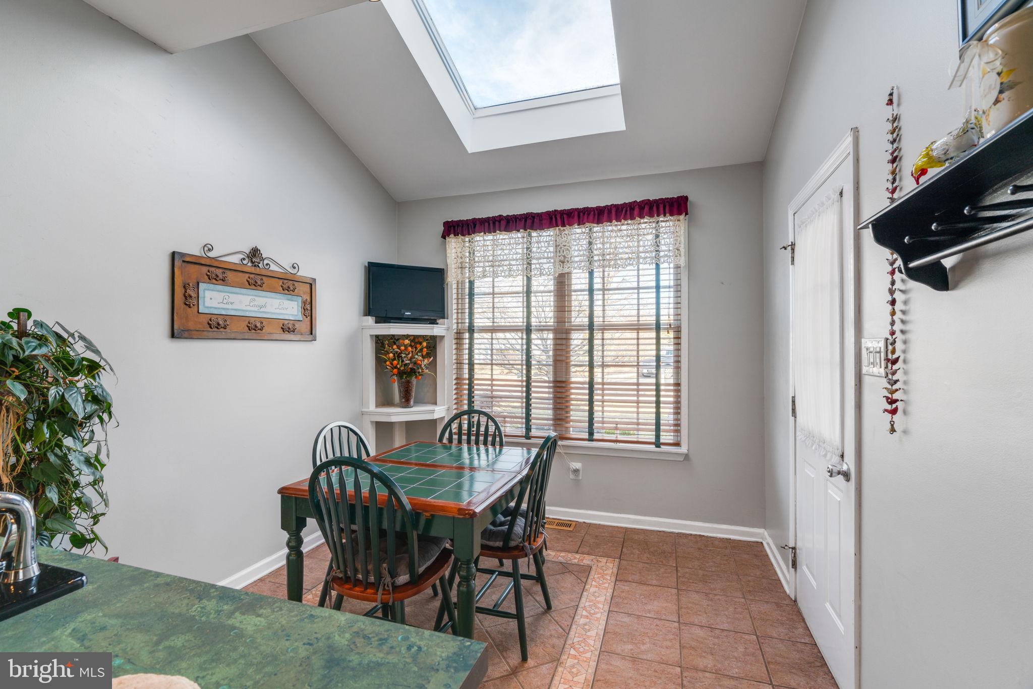 COUNTRY ROADS - Residential