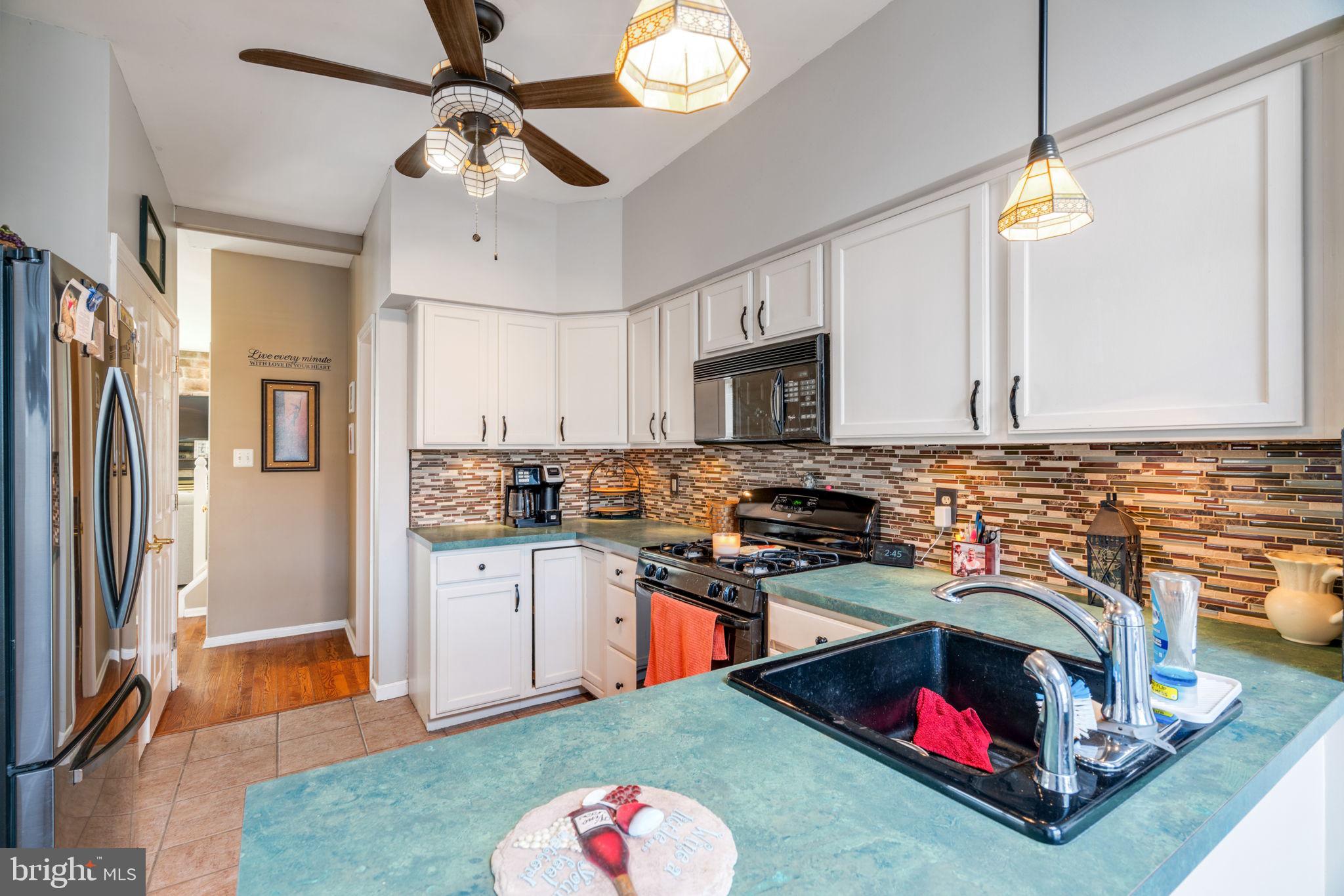 COUNTRY ROADS - Residential